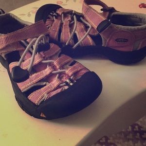 Girls size 11 KEEN water shoes